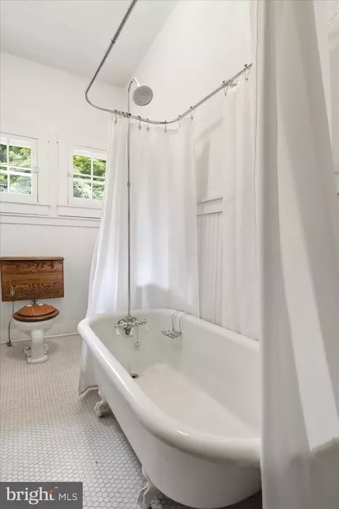 Bath - 14624 Hilltop Rd, Cascade, MD 21719 photo 3 of 6