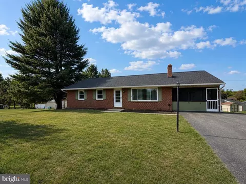 10602 Oaktree Cir, Williamsport, MD 21795