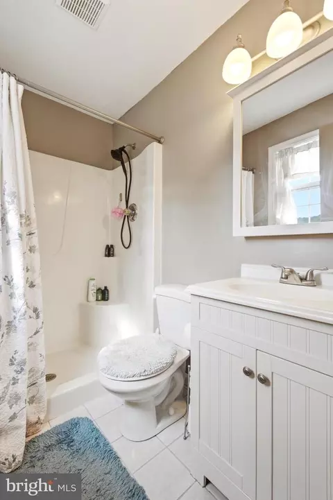 Bath - 93 Byron Dr, Smithsburg, MD 21783 photo 1 of 5