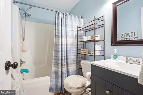 Bath - 93 Byron Dr, Smithsburg, MD 21783 photo 2 of 5