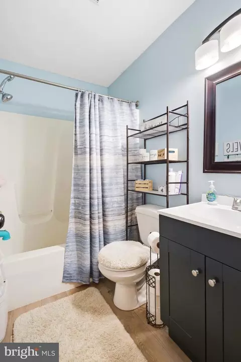 Bath - 93 Byron Dr, Smithsburg, MD 21783 photo 3 of 5
