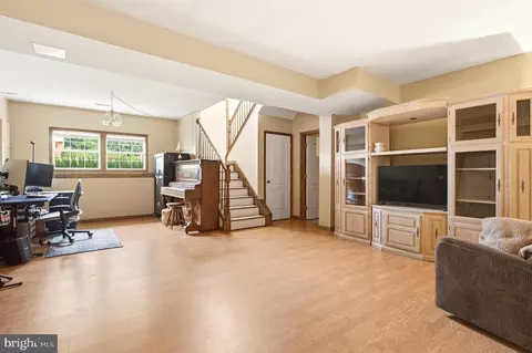 Living - 93 Byron Dr, Smithsburg, MD 21783 photo 2 of 4