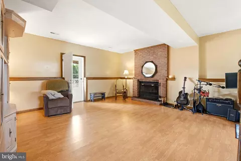 Living - 93 Byron Dr, Smithsburg, MD 21783 photo 4 of 4