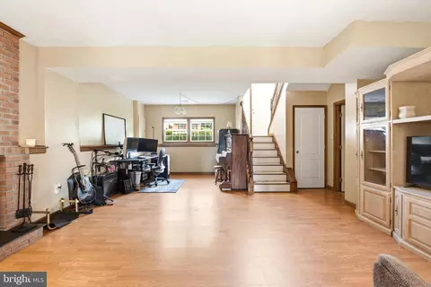 Living - 93 Byron Dr, Smithsburg, MD 21783 photo 3 of 4