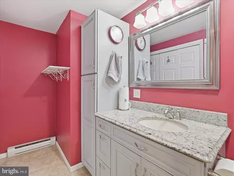 Bath - 21925 Beaverbrook Dr, Smithsburg, MD 21783 photo 1 of 2