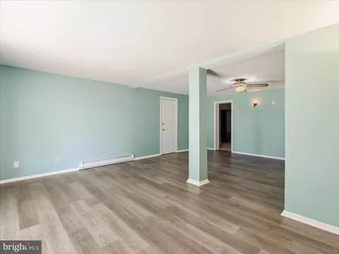 Living - 21925 Beaverbrook Dr, Smithsburg, MD 21783 photo 4 of 6