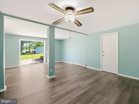 Living - 21925 Beaverbrook Dr, Smithsburg, MD 21783 photo 5 of 6