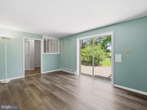 Living - 21925 Beaverbrook Dr, Smithsburg, MD 21783 photo 3 of 6