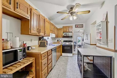 Entry Way - 249 Summit Ave, Hagerstown, MD 21740 photo 2 of 4