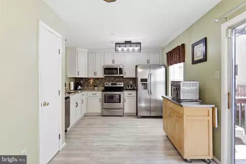 Kitchen - 102 Jasons Rdg, Smithsburg, MD 21783 photo 2 of 2