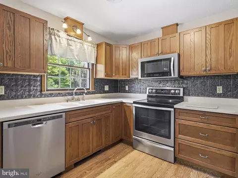Kitchen - 16105 Wright Rd, Williamsport, MD 21795 photo 2 of 4