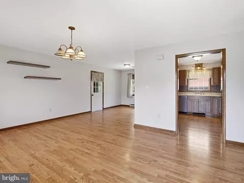 Living - 16105 Wright Rd, Williamsport, MD 21795 photo 3 of 12