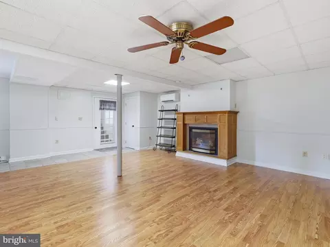 Living - 16105 Wright Rd, Williamsport, MD 21795 photo 10 of 12