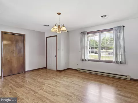 Living - 16105 Wright Rd, Williamsport, MD 21795 photo 4 of 12