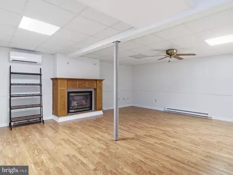 Living - 16105 Wright Rd, Williamsport, MD 21795 photo 9 of 12