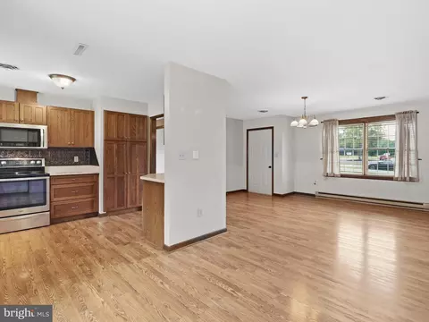 Living - 16105 Wright Rd, Williamsport, MD 21795 photo 1 of 12