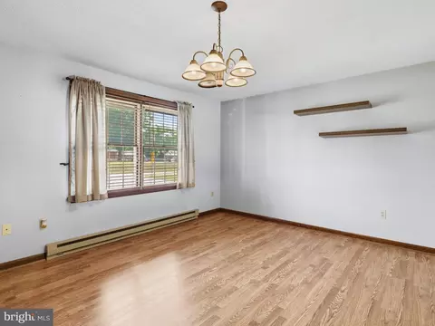 Living - 16105 Wright Rd, Williamsport, MD 21795 photo 6 of 12
