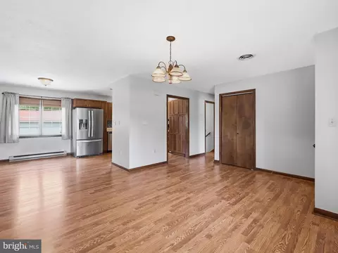 Living - 16105 Wright Rd, Williamsport, MD 21795 photo 2 of 12