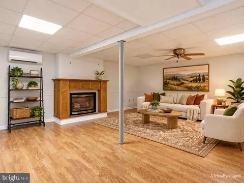 Living - 16105 Wright Rd, Williamsport, MD 21795 photo 8 of 12