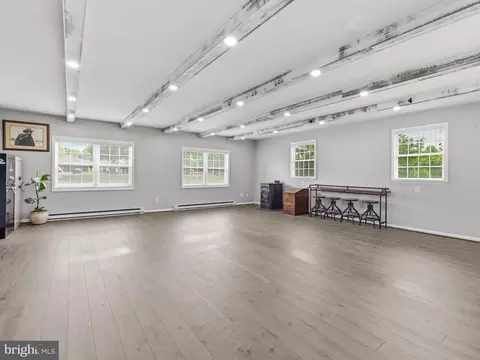 Living - 16105 Wright Rd, Williamsport, MD 21795 photo 7 of 12