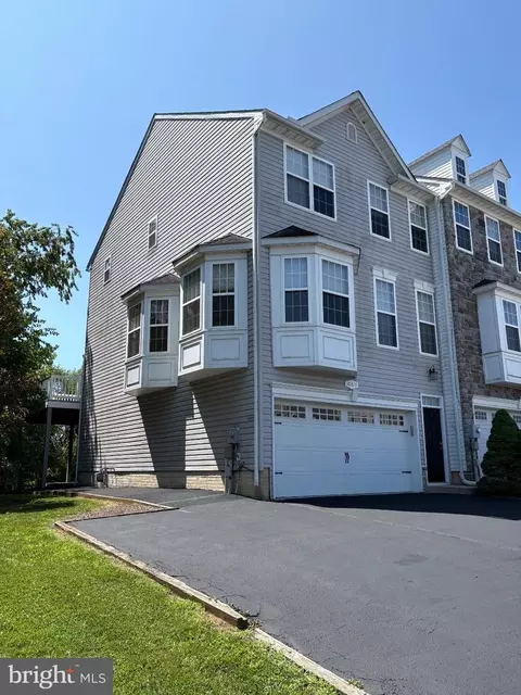 10325 Lantern Ln, Hagerstown, MD 21740