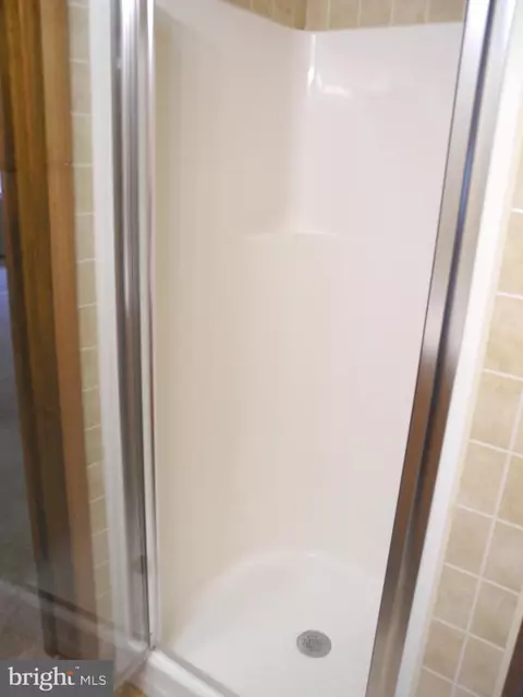 Bath - 13204 Draper Rd, Clear Spring, MD 21722 photo 2 of 3