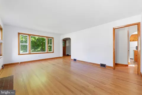Living - 45 W Water St W, Smithsburg, MD 21783 photo 2 of 5