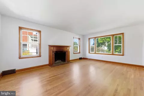 Living - 45 W Water St W, Smithsburg, MD 21783 photo 3 of 5