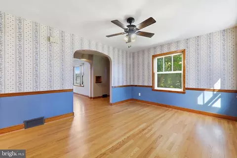 Living - 45 W Water St W, Smithsburg, MD 21783 photo 4 of 5