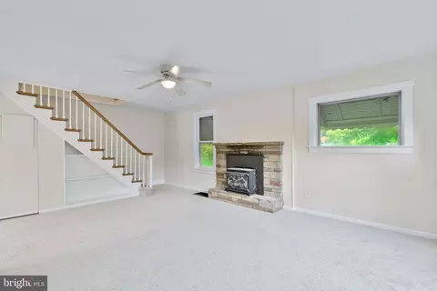 Living - 655 Security Rd, Hagerstown, MD 21740 photo 4 of 5