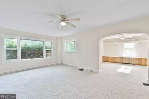 Living - 655 Security Rd, Hagerstown, MD 21740 photo 3 of 5