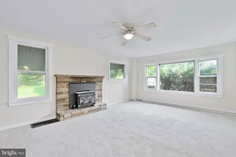 Living - 655 Security Rd, Hagerstown, MD 21740 photo 2 of 5
