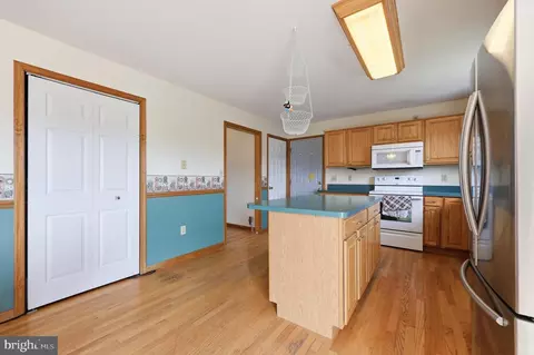 Kitchen - 27 Amanda Dr, Smithsburg, MD 21783 photo 3 of 4