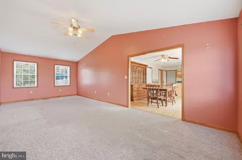 Living - 27 Amanda Dr, Smithsburg, MD 21783 photo 3 of 5