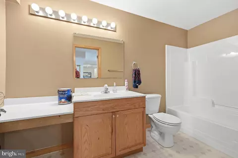 Bath - 27 Amanda Dr, Smithsburg, MD 21783 photo 2 of 3