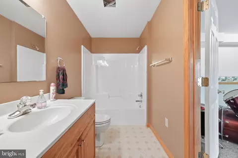 Bath - 27 Amanda Dr, Smithsburg, MD 21783 photo 3 of 3