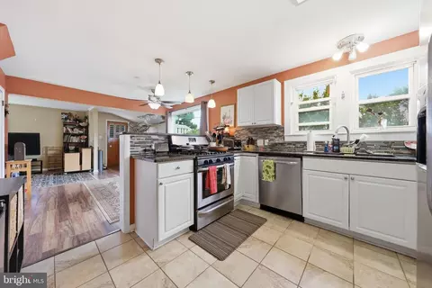 Kitchen - 25327 Highfield Rd, Cascade, MD 21719 photo 5 of 6