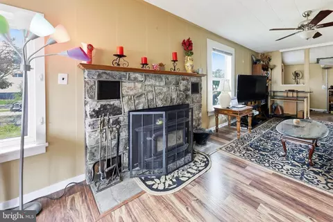 Living - 25327 Highfield Rd, Cascade, MD 21719 photo 4 of 4