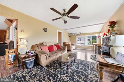 Living - 25327 Highfield Rd, Cascade, MD 21719 photo 2 of 4