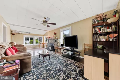 Living - 25327 Highfield Rd, Cascade, MD 21719 photo 1 of 4