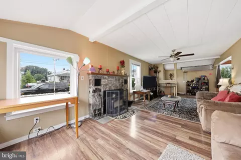 Living - 25327 Highfield Rd, Cascade, MD 21719 photo 3 of 4