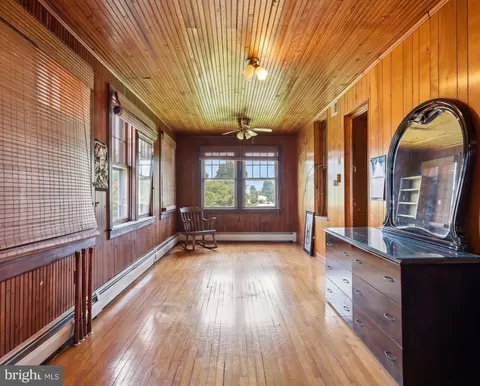 Entry Way - 16 N Maple Ave, Smithsburg, MD 21783 photo 5 of 10