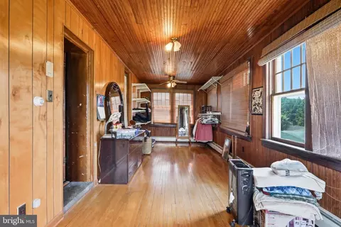 Entry Way - 16 N Maple Ave, Smithsburg, MD 21783 photo 6 of 10