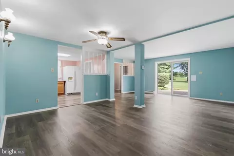 Living - 21925 Beaverbrook Dr, Smithsburg, MD 21783 photo 7 of 9