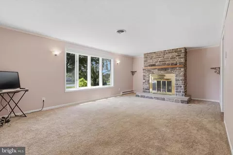 Living - 21925 Beaverbrook Dr, Smithsburg, MD 21783 photo 3 of 9