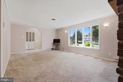 Living - 21925 Beaverbrook Dr, Smithsburg, MD 21783 photo 2 of 9
