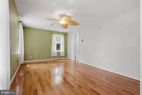 Living - 21925 Beaverbrook Dr, Smithsburg, MD 21783 photo 6 of 9