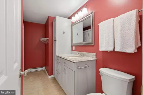Bath - 21925 Beaverbrook Dr, Smithsburg, MD 21783 photo 1 of 2