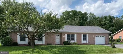 15 Plantation Dr, Hagerstown, MD 21740