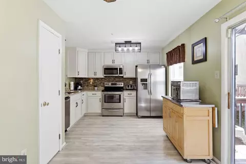 Kitchen - 102 Jasons Rdg, Smithsburg, MD 21783 photo 2 of 2